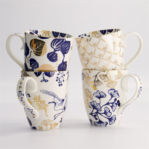 Geschenkset mit vier Porzellantassen, Blumenmuster und Vögel in Marineblau und Gold