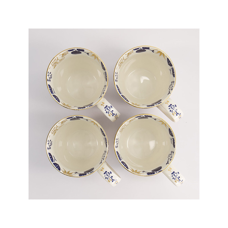 quatre mugs blancs décorés de motifs floraux bleus et dorés coffret flora japonica gold