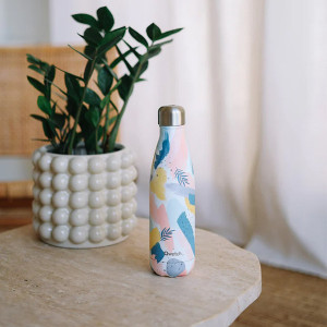 Qwetch Rhapsody thermosfles 500ml met pastelkleurige motieven op stenen tafel