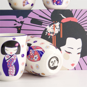 Geschenkset Kawaii-Tasse Maiko 170 ml mit Geisha- und Blütenmotiv auf weißem und violettem Hintergrund