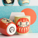 Kawaii beker geschenkset 170 ml met rood en wit daruma motief en blauw en oranje versierde doos