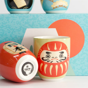 Geschenkset Kawaii-Tasse 170 ml mit rotem und weißem Daruma-Motiv und dekorierter blau-oranger Box