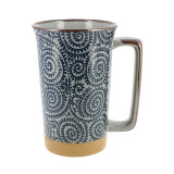 Keramische mok met blauw en beige spiraalpatroon en rechthoekig oor in Japanse stijl