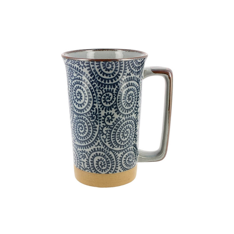 Keramiktasse mit spiralförmigem Muster in Blau und Beige, rechteckiger Henkel im japanischen Stil