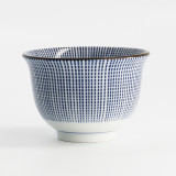 Porseleinen beker met blauw geruit motief capaciteit 190 ml uitlopende vorm met gouden rand