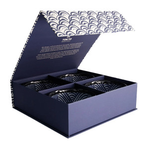 Geschenkset mit vier Aisai-Seigaiha-Schalen à 550 ml, japanisches Wellenmuster in Blau und Weiß, in starrer Schachtel