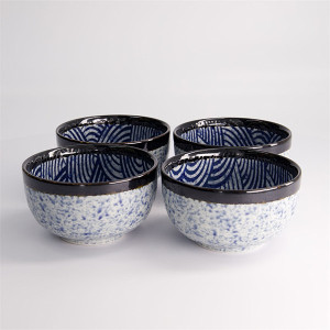 Geschenkset mit vier Aisai-Seigaiha-Schüsseln mit blauen und weißen Wellenmotiven, 550 ml