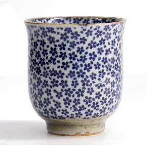 porseleinen kopje versierd met kleine blauwe bloemen sometsuke stijl capaciteit 200 ml