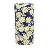 Cilindervormige doos in washi-papier motief witte bloemen op donkerblauwe achtergrond