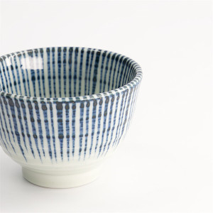 Tasse en céramique blanche avec rayures bleues verticales capacité 180 ml