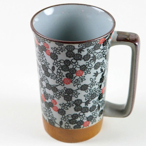 Mug in ceramica con motivo fiori neri e rossi con manico rettangolare e base effetto legno