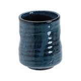 tazza in ceramica blu con finitura lucida forma arrotondata irregolare per tè giapponese
