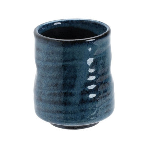 blauw keramisch kopje met glanzende afwerking onregelmatige ronde vorm voor Japanse thee