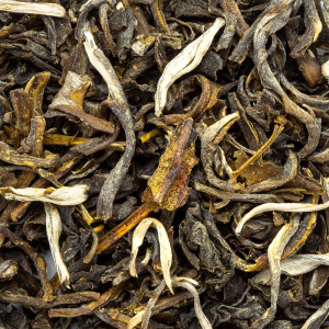 foglie secche di tè bianco Vietnam Mao Feng con germogli bianchi e verdi delicati