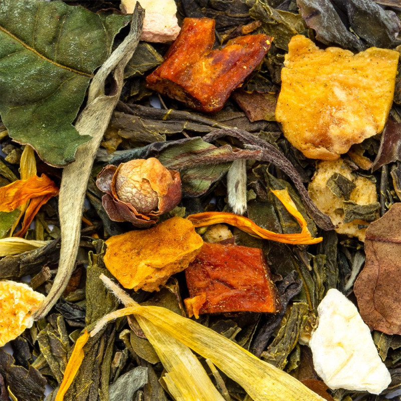 mélange de feuilles de thé blanc morceaux de fruits secs et pétales de fleurs pour infusion exotique