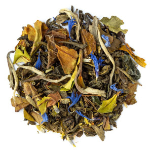 Mischung aus weißen Teeblättern aus Kunming mit gelben und blauen Blütenpetalen