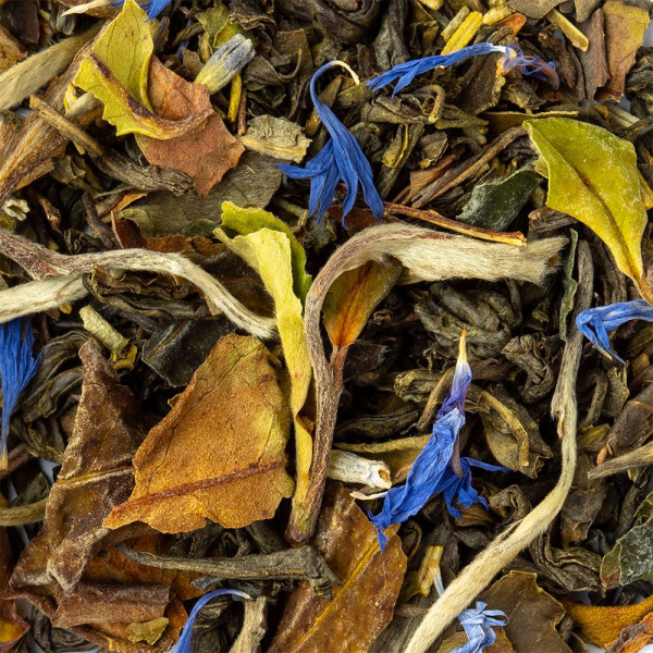 miscela di foglie di tè bianco kunming con petali di fiori blu e foglie essiccate
