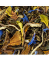 Mischung aus weißen Teeblättern aus Kunming mit blauen Blüttenblättern und getrockneten Blättern