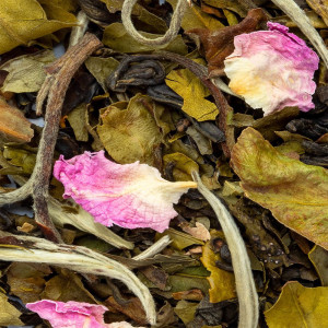 Mischung aus weißem Tee, getrockneten Blättern, Rosenblüten und Vanille