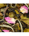 Mischung aus weißem Tee, getrockneten Blättern, Rosenblüten und Vanille