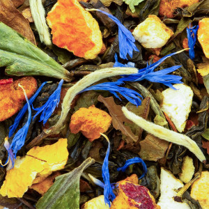 Mischung aus weißem Tee Shiyankou mit Kornblütenblüten, Zitrusfrüchten und grünen Blättern