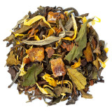 melange van witte thee gedroogde bladeren stukjes peer en gele bloemblaadjes