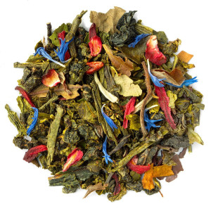 Mischung aus Oolong-Teeblättern mit roten und blauen Blütenblättern und Stücken getrockneter Blätter