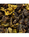 Gerolde Milky Oolong theebladeren met groene en bruine tinten