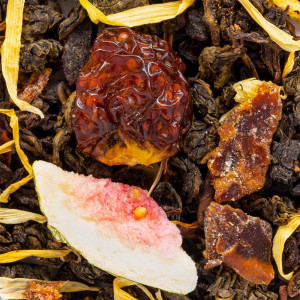 Oolong-Tee mit Feigenstücken, Melone und gelben Blütenblättern