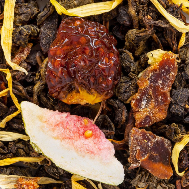 Oolong-Tee mit Feigenstücken, Melone und gelben Blütenblättern