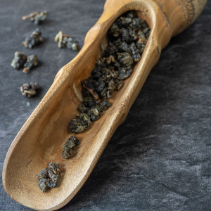 Oolong presented in bulk in wooden spoon