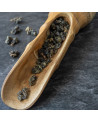 Oolong presentato sfuso in cucchiaio di legno
