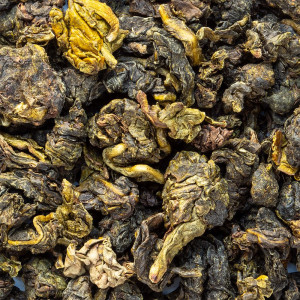 getrocknete Blätter des Oolong-Tees Tie Guan Yin mit grünen und braunen Nuancen