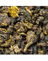 feuilles sèches de thé oolong tie guan yin aux nuances vertes et brunes