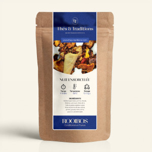 Wiederverschließbarer Kraftpapierbeutel mit Rooibos Verzauberte Nacht, dunkelblau-goldenes Etikett von Thés & Traditions, Sichtf