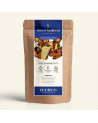Wiederverschließbarer Kraftpapierbeutel mit Rooibos Verzauberte Nacht, dunkelblau-goldenes Etikett von Thés & Traditions, Sichtf