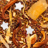 Gros plan sur le Rooibos Citron Meringuée - feuilles de rooibos vert, morceaux d’ananas, écorces de citron