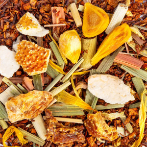 mengsel van rooibos citroen stukjes citrusvruchten en gele bloemblaadjes voor fruitige infusie