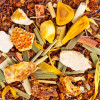 Rooibos Limone Ghiacciato - pezzi di scorze di limone, citronella e scaglie d'arancia su una base di rooibos dolce e profumato