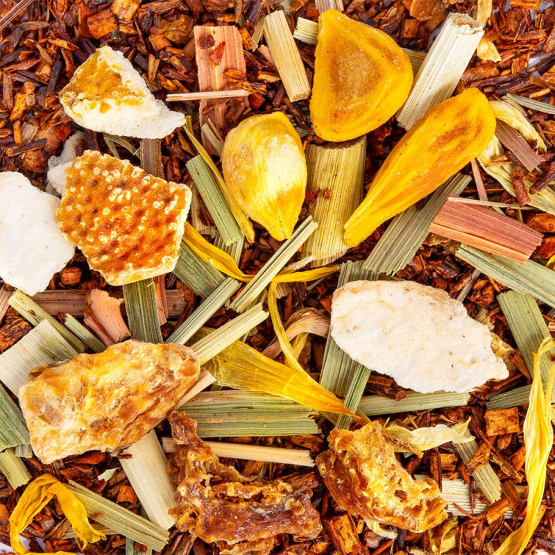mengsel van rooibos citroen stukjes citrusvruchten en gele bloemblaadjes voor fruitige infusie