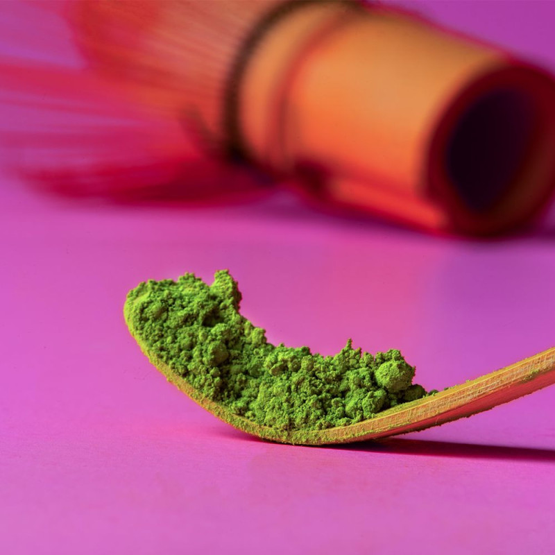 Matcha biologico in polvere - cucchiaino di bambù che dosa un tè verde finemente macinato, coltivato a Kagoshima, Giappone