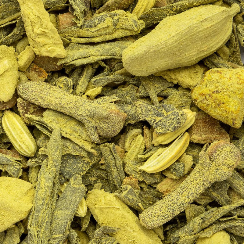 mélange de thé vert chai matcha avec épices clous de girofle cardamome et cannelle