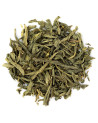lose Sencha-Matcha-Grünteeblätter in grüner Farbe und trockener Textur