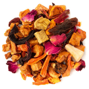 Mischung aus getrockneten Früchten, Hibiskus, Rosenblütenblättern, Apfelstücken und Ingwer für tropischen Kräutertee