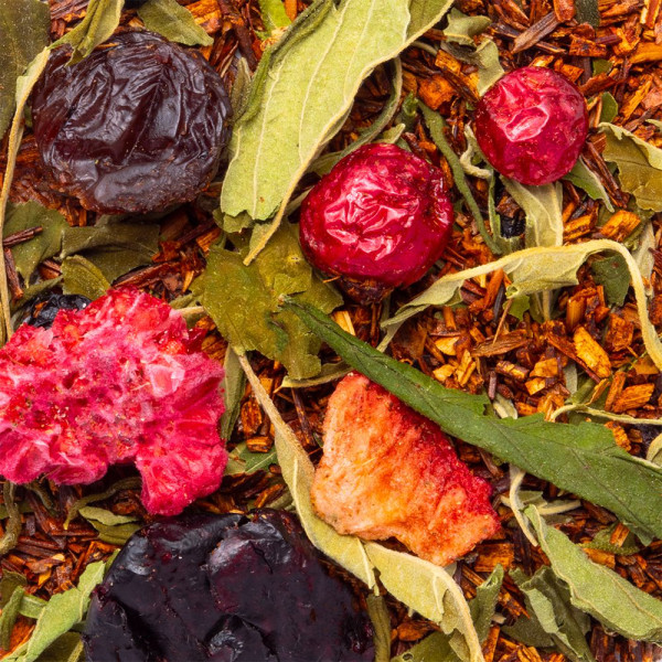 mélange de tisane CBD fruits rouges avec feuilles séchées fraises cerises et baies rouges