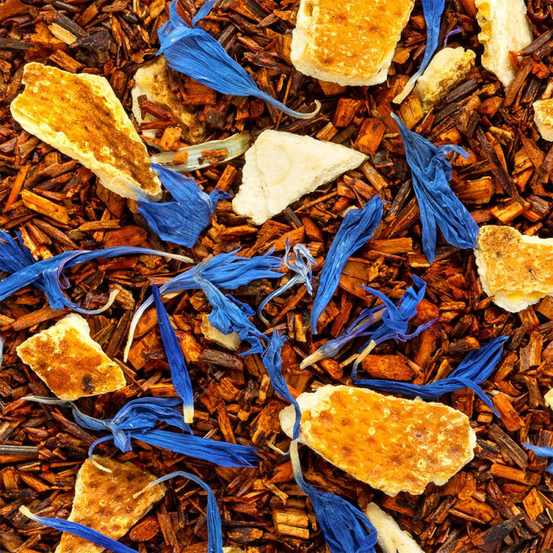 Rooibos-Mischung mit Zitrusstücken und blauen Blütenblättern zum Aufgießen