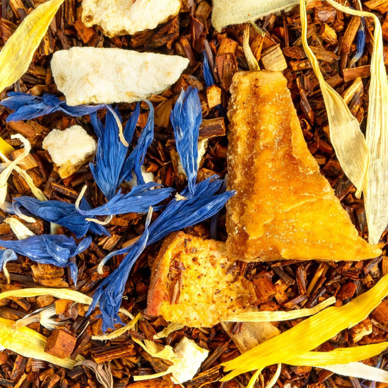 Mischung aus rotem Rooibos, blauen Blütenblättern, getrockneten Fruchtstücken und gelben Schalen