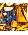 Mischung aus rotem Rooibos, blauen Blütenblättern, getrockneten Fruchtstücken und gelben Schalen