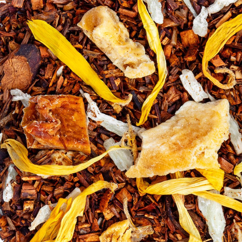 mengsel van rooibos met stukjes gedroogde ananas gele bloemblaadjes en witte stukjes