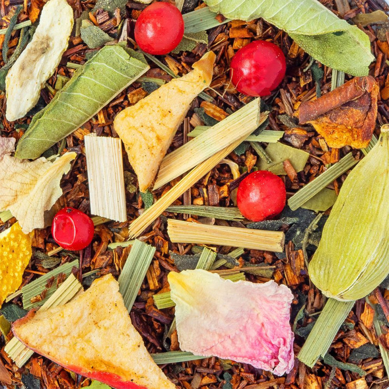 mélange de rooibos avec morceaux de pomme baies rouges pétales de rose et feuilles vertes